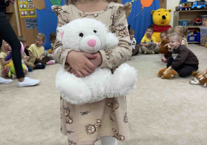 Dziewczynka pokazuje swojego misia.