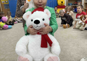 Dziewczynka pokazuje swojego misia.