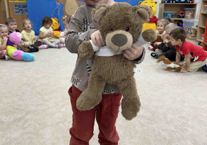 Chłopiec z pluszowym misiem.