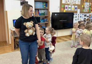 Dzieci jadą pociągiem.