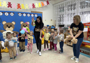 Dzieci tańczą z misiami.