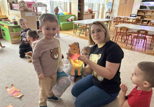 Chłopiec sprawdza co miś ma w brzuszku.