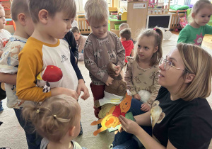 Chłopiec sprawdza co miś ma w brzuszku.