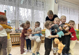 Dzieci przytulają swoje misie.