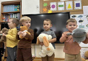 Przedszkolaki bawią się z misiami.