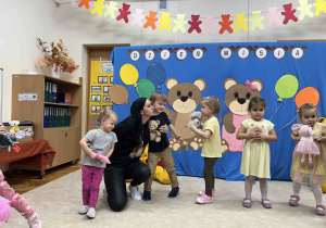 Pani przytula chłopca.