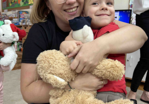 Pani przytula chłopca.