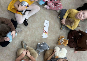 Dzieci układają puzzle.