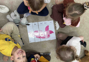 4 latki układają puzzle.