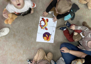 Dzieci układają puzzle.