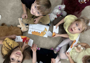 4 latki układają puzzle.