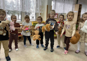 Dzieci tańczą z misiami.