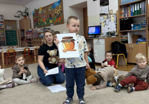 Chłopiec z ilustracją miodku.