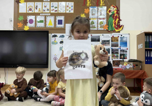 Dziewczynka z ilustracją gawry.