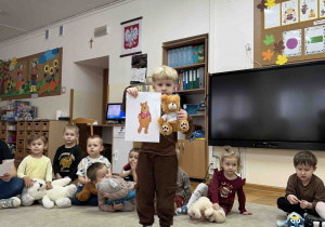 Chłopiec z ilustracją Kubusia Puchatka.