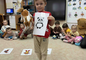 Chłopiec z ilustracją pandy.