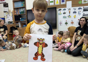 Chłopiec z ilustracją tygryska.