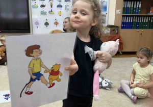 Dziewczynka z obrazkiem Krzysia.