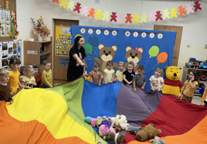 Zabawa z chustą animacyjną.