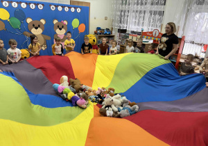 Zabawa z chustą animacyjną.