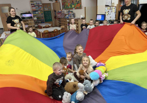 Dzieci z misiami na chuście.