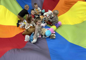 Dzieci z misiami na chuście.