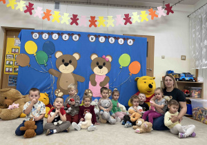 Pamiątkowe zdjęcie grupy 4 latków.