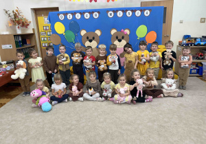 Pamiątkowe zdjęcie grupy 3 latków.