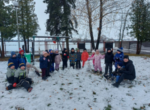 Dzieci na śniegu pozują do zdjęcia.