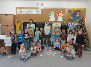 Dzieci ustawione w dwóch rzędach pozują do zdjęcia z pania dieteyk.