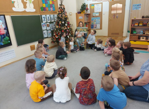 Pamiątkowe zdjęcie przedszkolaków zrodzicem przy choince.