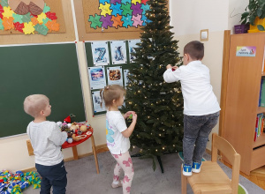 Promyczki ubierają choinkę