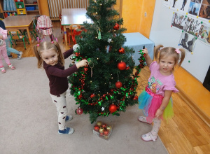 Słoneczka ubierają choinkę