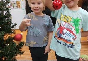 08. Chłopcy trzymają bombki.