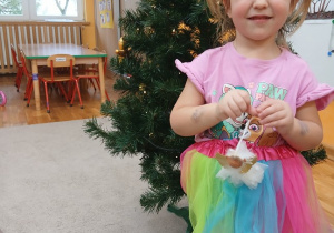 09. Dziewczynka z aniołkiem.