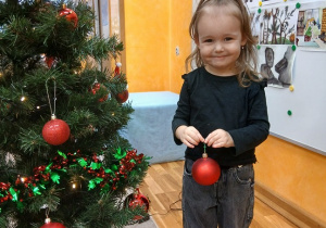 18. Dziewczynką z czerwoną bombką.