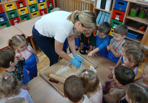 01. Pani wałkuje ciasto.