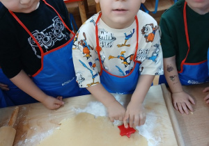 02. Chłopiec wykrawa kształt gwiazdki z ciasta.