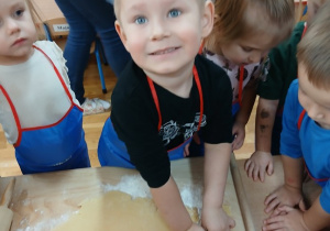 03. Chłopiec wykrawa ciasteczko.