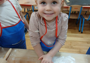 05. Dziewczynka odbija gwiazdkę w cieście.