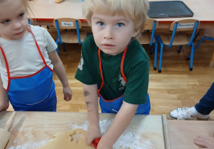 06. Chłopiec wykrawa ciasteczko.