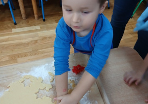 08. Chłopiec wykrawa ciasteczko.