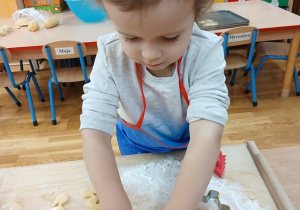 13. Chłopiec wykrawa ciasteczko.