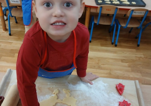 14. Chłopiec wykrawa ciasteczko.