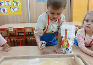 16. Chłopiec wykrawa ciasteczko.