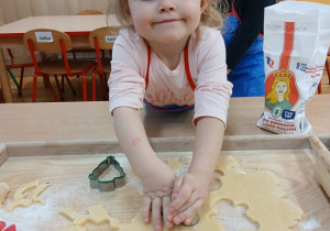 16. Dziewczynka wykrawa ciasteczka.