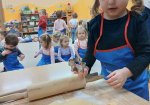 17. Dziewczynka wykrawa ciasteczka.