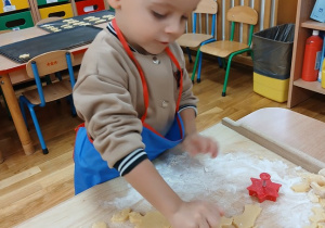 18. Chłopczyk wykrawa ciasteczka.