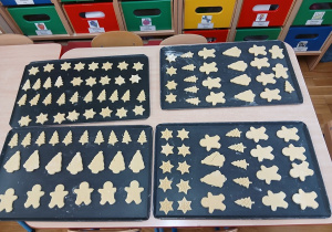 19. Gotowe ciasteczka na blaszkach.