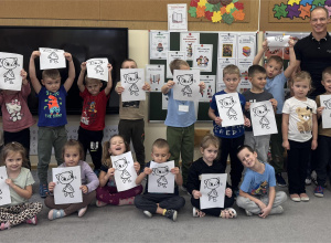 Dzieci wraz z tatą Poli pozują do wspólnego zdjęcia.